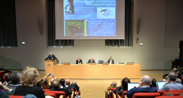 Conferenza inaugurale del centro Arnold-Regge - Pietro Frè al podio - Ajani al tavolo