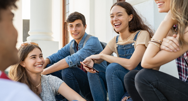 Adolescenti con smartphone