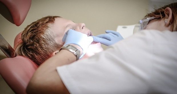 dentista con bambino