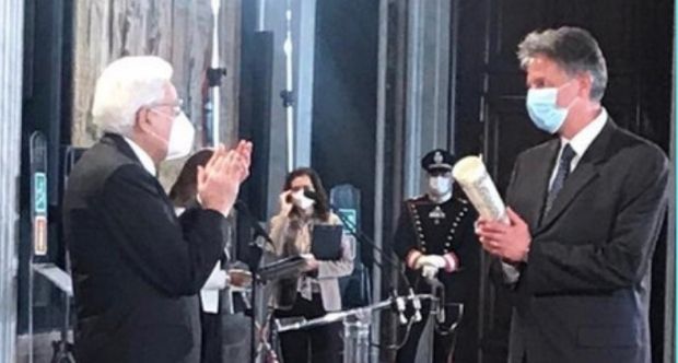Il Presidente Sergio Mattarella premia Alberto Bardelli.jpg