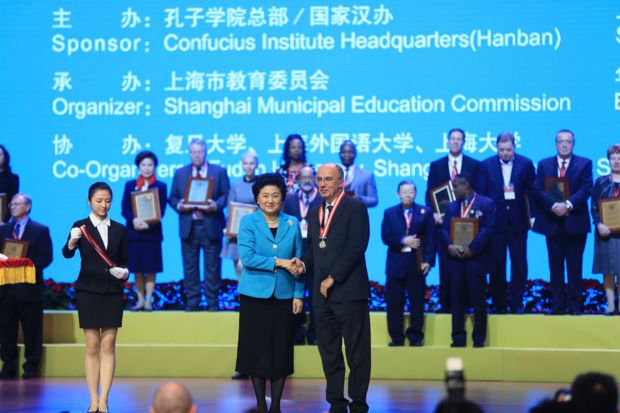 Liu Yandong, vice premier della Repubblica popolare cinese, premia il Rettore Ajani.jpg