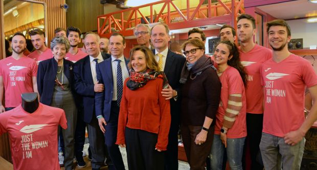 Foto istituzionale con le ragazze e i ragazzi del CUS Torino